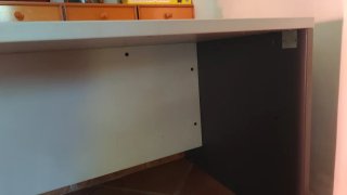 Mesa de oficina gris y negra