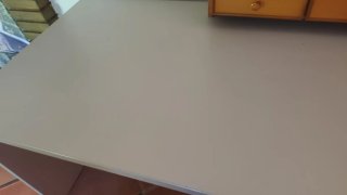 Mesa de oficina gris y negra
