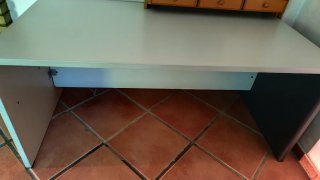 Mesa de oficina gris y negra