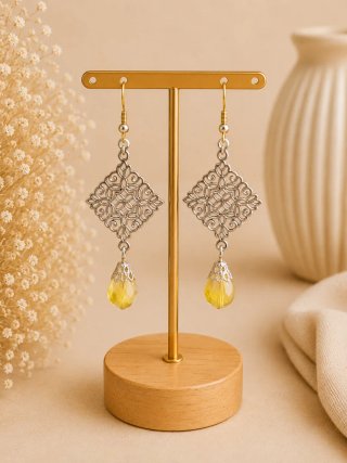 Pendientes plateados con detalle amarillo