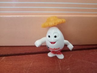 Juguete Huevo Kinder con sombrero