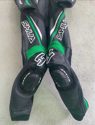 Mono de moto SHUA negro y verde