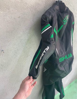 Mono de moto SHUA negro y verde