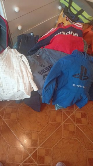 Ropa variada: sudadera azul, camiseta gris