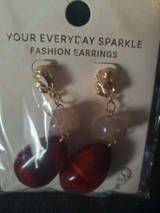 Pendientes largos dorados con piedras rojas