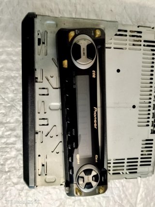 Radio Pioneer DEH-1400R.