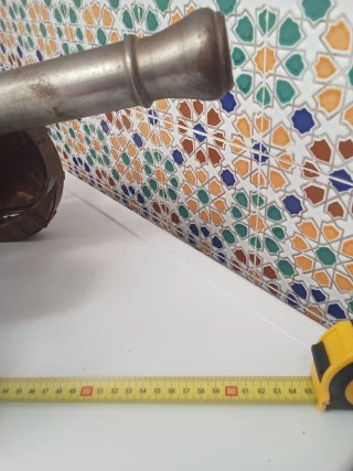 Cañón decorativo de madera y metal