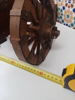 Cañón decorativo de madera y metal