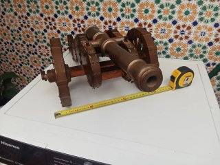 Cañón decorativo de madera y metal