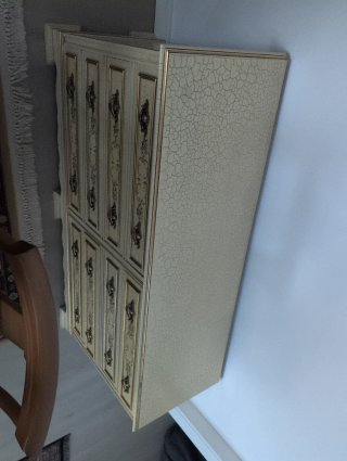 Mueble auxiliar beige y dorado