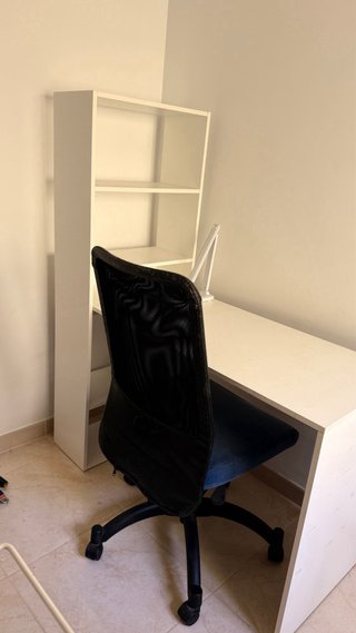 Escritorio blanco con estantería