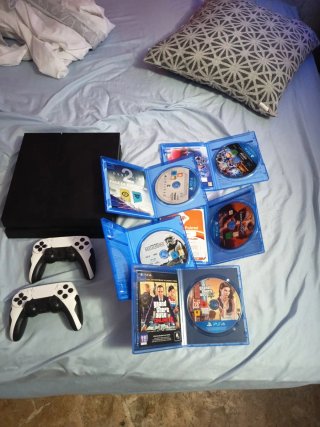 Console PS4 Nera + 5 Giochi + 2 Controller