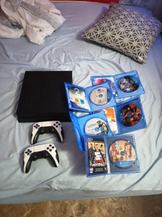 Console PS4 Nera + 5 Giochi + 2 Controller