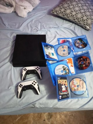 Console PS4 Nera + 5 Giochi + 2 Controller