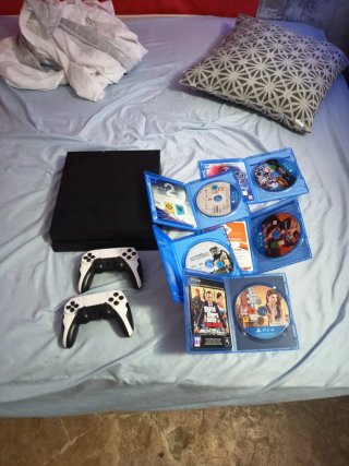 Console PS4 Nera + 5 Giochi + 2 Controller