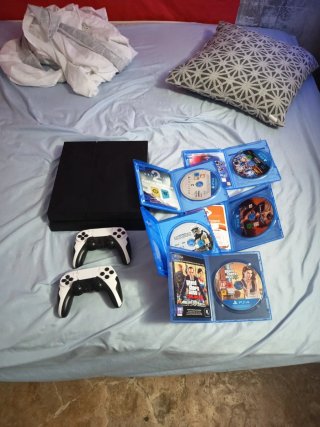 Console PS4 Nera + 5 Giochi + 2 Controller