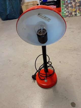 Flexo de escritorio rojo y negro