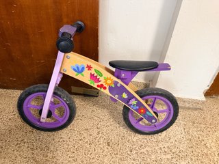 Bicicleta de madera sin pedales