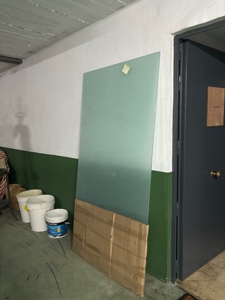Tavolo in vetro temperato con supporto in metallo