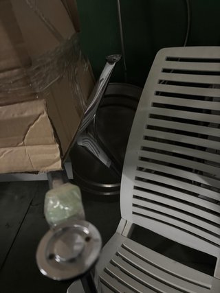 Tavolo in vetro temperato con supporto in metallo