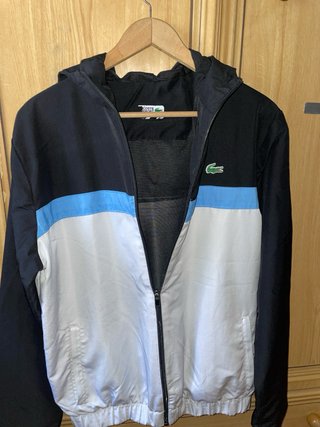 Chaqueta Lacoste Negra, Azul y Blanca