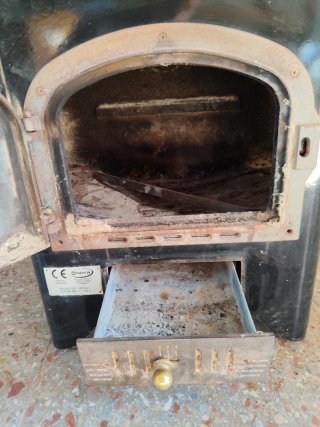 Chimenea de leña negra