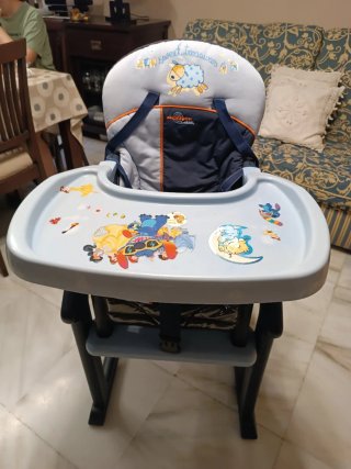 Trona infantil convertible en mesa baja