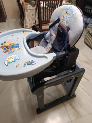 Trona infantil convertible en mesa baja