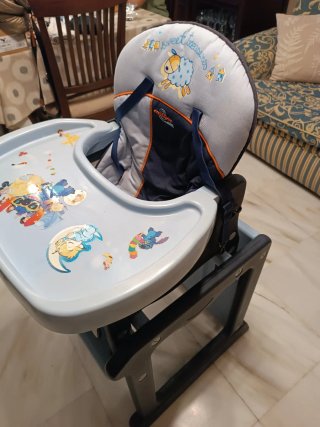 Trona infantil convertible en mesa baja