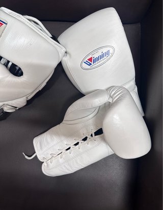 Set Casco y Guantes Boxeo Winning Blanco