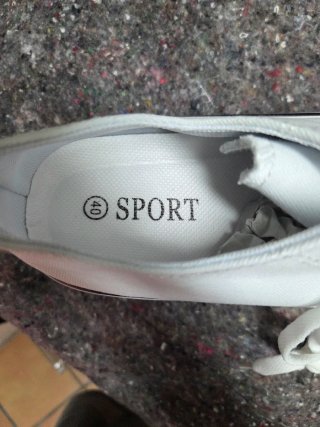 Zapatillas blancas y marrones para chica