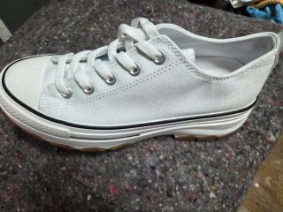 Zapatillas blancas y marrones para chica