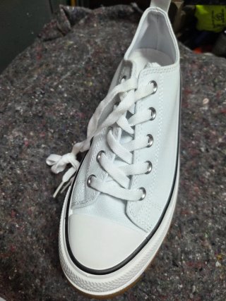 Zapatillas blancas y marrones para chica