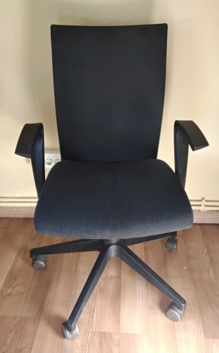 Silla de oficina ergonómica negra