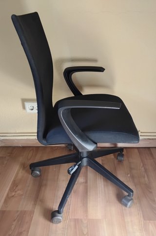 Silla de oficina ergonómica negra
