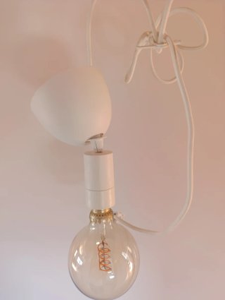 Lámpara colgante de Ikea con bombilla