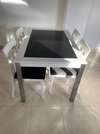 Mesa de comedor con 4 sillas