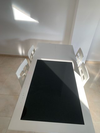 Mesa de comedor con 4 sillas