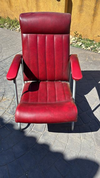 Butaca roja de piel sintética y metal