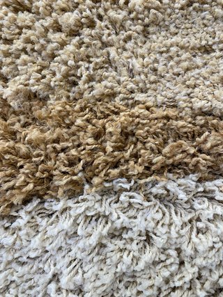 Alfombra de sala beige y marrón