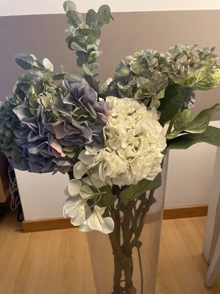 Jarrón cristal con hortensias artificiales