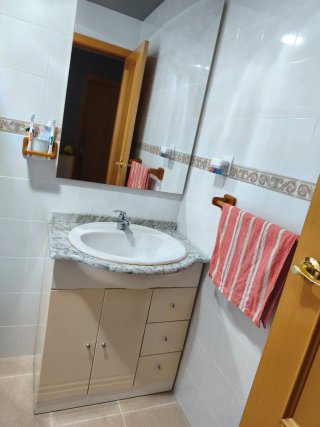 Mueble de baño con lavabo y encimera más espejo