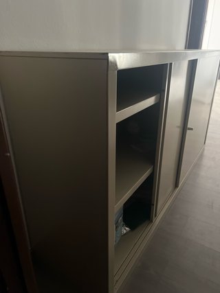 Mueble metálico beige