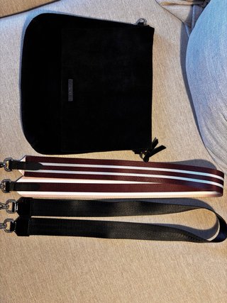 Cartera PRÜNE de gamuza negra – NUEVA, nunca usada