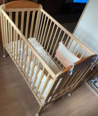 Cuna de madera para bebé