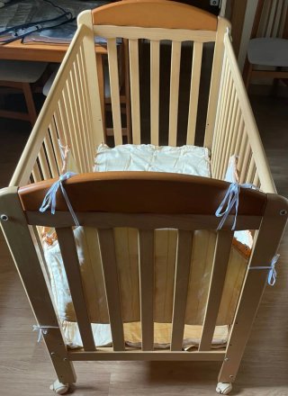 Cuna de madera para bebé
