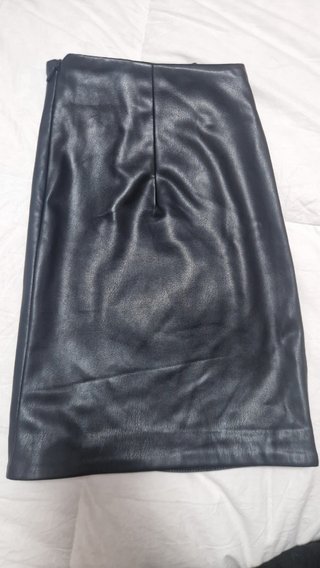 Falda mini efecto piel negra