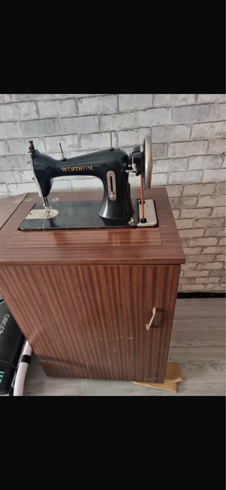 Máquina de coser Wertheim antigua
