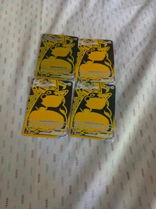 Pack 4 Cartas Pokémon Pikachu Vmax Gigamax