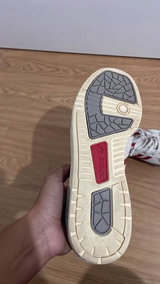 Zapatillas Adidas Grises y Rojas